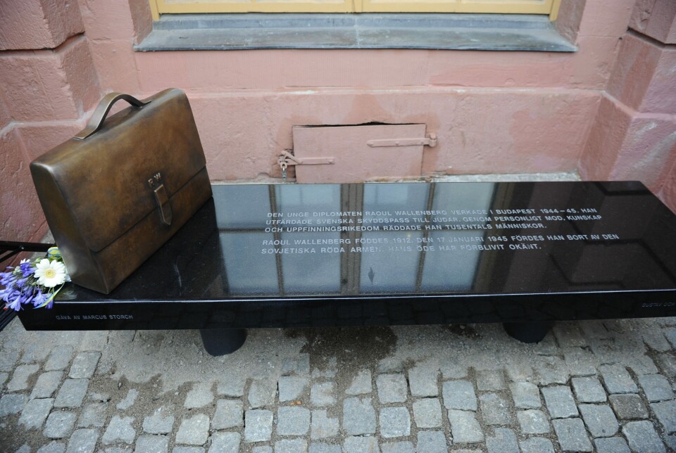 Utanför Arvfurstens palats vid Gustav Adolfs torg i Stockholm finns en skulptur (skapad av Ulla och Gustav Kraitz) som togs fram till hundraårsminnet av Raoul Wallenberg. Det är en bänk av svart diabas med en portfölj i brons samt en inskription om Wallenbergs verk.
