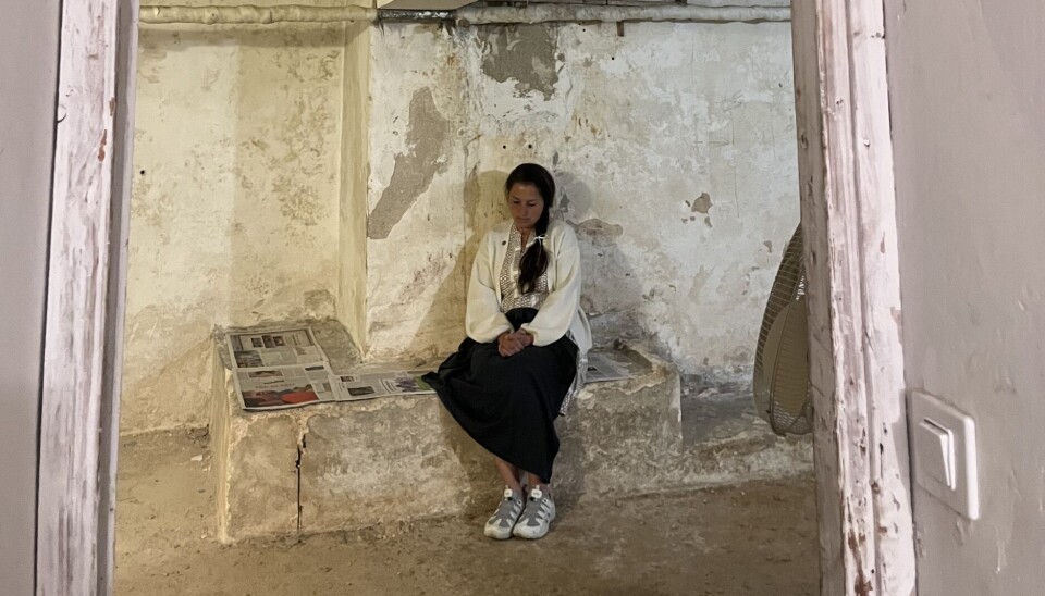 Iwona Börjesson sitter i skyddsrummet i det hus i Jerusalem där hon har en lägenhet att bo i under vistelsen. Hon berättar att hon har passat på att städa i rummet efter fototillfället och att hon tänker sy dynor för folk att sitta på. Svenska tandläkaren Iwona Börjesson sitter i ett skyddsrum i Jerusalem, där hon blivit kvar på grund av luftattackerna från Iran.