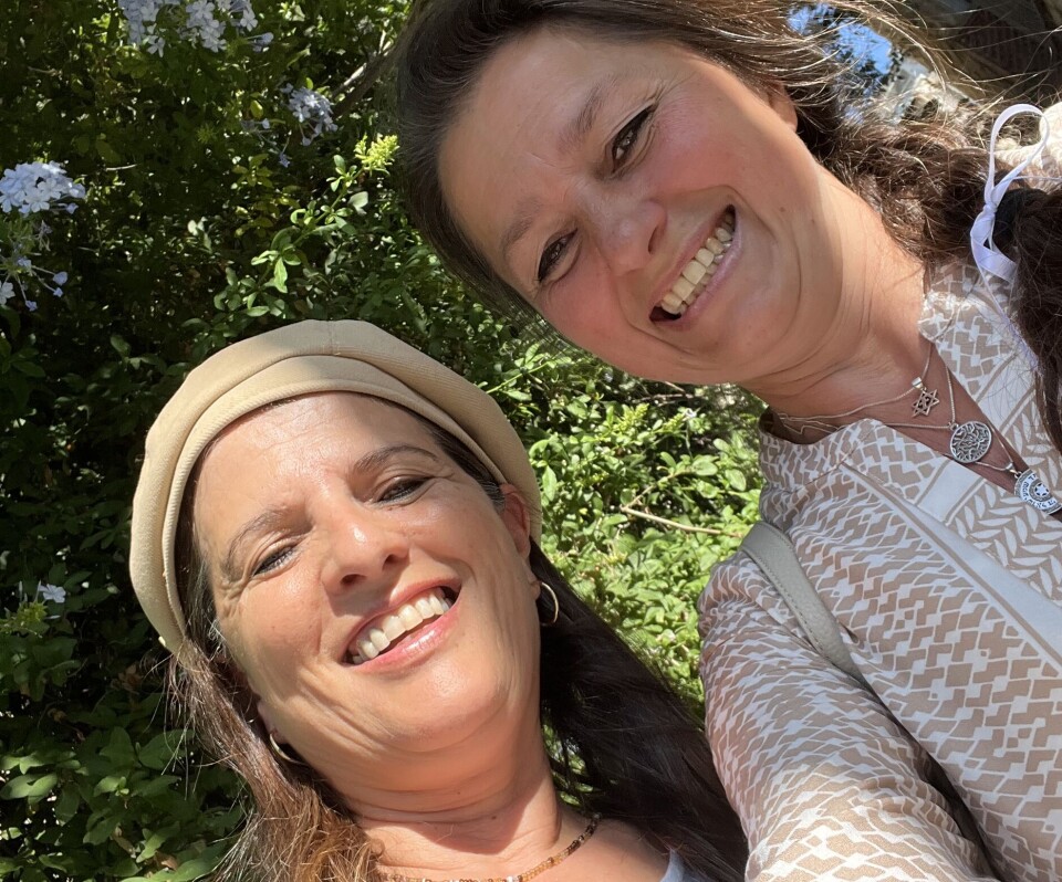 Israeliska Anat Marcovitch och svenska Iwona Börjesson har trots de återkommande attackerna varit på utflykt i Jerusalem tillsammans. De träffades för första gången så sent som den 6 juni och svenskan beskriver sin nyfunna vänskap som ett mirakel. Judisk-israeliska Anat Marcovitch och svenska Iwona Börjesson tar en selfie under en utflykt i Jerusalem måndagen den 16 juni.