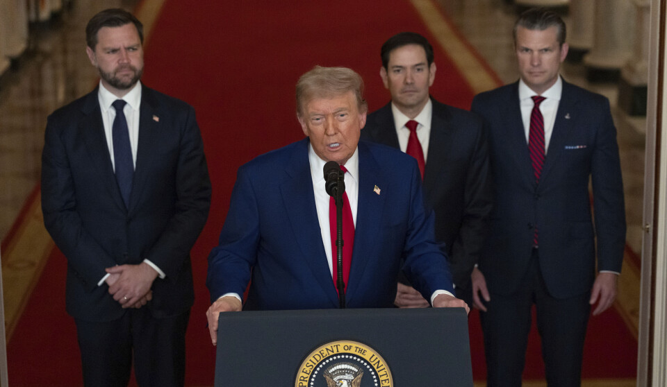 Donald Trump säger att attackerna mot Iran var framgångsrika. Bakom sig har han vicepresident J D Vance, utrikesminister Marco Rubio och försvarsminister Pete Hegseth.