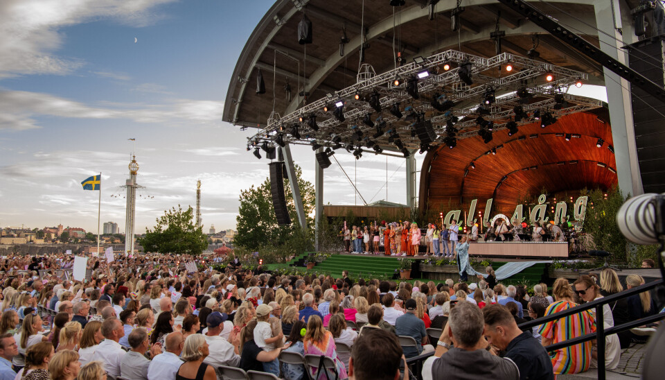 På senare år har SVT-programmet Allsång på Skansen tyvärr distanserat sig från tittarnas verklighet och blivit mer av ett slags lekstuga för huvudstadseliten. SVT har här en stor förbättringspotential, skriver ledarskribenten. (På bilden tisdagskvällens final av årets Allsång på Skansen).