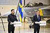 UPPSALA, SVERIGE 20260528Ukrainas president Volodymyr Zelenskyj (tv) och Sveriges statsminister Ulf Kristersson håller en pressträff om flygsamarbete på Upplands flygflottilj F16 i Uppsala. Sverige skänker 16 Gripenplan till Ukraina. Dessutom ska Ukraina köpa upp till 20 plan av den nya Gripen E/F, enligt regeringen.Foto: Christine Olsson / TT / Kod 10430