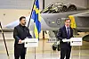 UPPSALA, SVERIGE 20260528Ukrainas president Volodymyr Zelenskyj (tv) och Sveriges statsminister Ulf Kristersson håller en pressträff om flygsamarbete på Upplands flygflottilj F16 i Uppsala. Sverige skänker 16 Gripenplan till Ukraina. Dessutom ska Ukraina köpa upp till 20 plan av den nya Gripen E/F, enligt regeringen.Foto: Christine Olsson / TT / Kod 10430