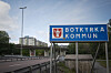 BOTKYRKA 20200724Utsikt mot flerfamiljshus, motorväg och tunnelbana i Fittja.Skylt med teksten «Botkyrka Kommun»Foto: Naina Helén Jåma / TT / kod 11880
