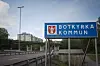 BOTKYRKA 20200724Utsikt mot flerfamiljshus, motorväg och tunnelbana i Fittja.Skylt med teksten «Botkyrka Kommun»Foto: Naina Helén Jåma / TT / kod 11880