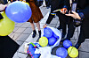 STOCKHOLM 20220228Blå och gula ballonger förbereds inför en manifestation mot Putin och för att visa stöd för Ukraina, under namnet 'Måndagsrörelsen' på Norrmalmstorg.Foto: Paul Wennerholm / TT / kod 12110