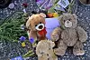 FAGERSTA, SVERIGE 20260824Människor lägger blommor utanför Brinellskolan i Fagersta på måndagen, där ett skoldåd inträffade på fredagen.Foto: Jonas Ekströmer / TT / Kod 10030