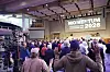 Män med lyfta händer på konferens framför skärmen Momentum – konferens för dig som är man 2026.