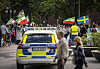 Demonstranter med iranska flaggor bakom en polisbil vid en protest på Triangeltorget i Malmö.