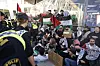Sittande demonstranter med palestinska flaggor bevakas av poliser vid Hyllie i Malmö under Eurovision 2024.