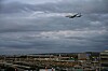 Ett FlyDubai-flygplan på väg att landa under en mulen himmel ovanför ett industriområde nära Tel Aviv.
