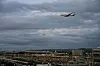 Ett FlyDubai-flygplan på väg att landa under en mulen himmel ovanför ett industriområde nära Tel Aviv.