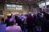 Män står med höjda händer i en kyrkosal under konferensen Momentum för dig som är man 2026.
