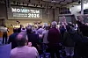 Män står med höjda händer i en kyrkosal under konferensen Momentum för dig som är man 2026.