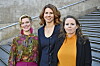 Cindy Falquet, Emilia Bjuggren och Alexandra Mattsson poserar tillsammans på en trappa utomhus.