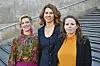 Cindy Falquet, Emilia Bjuggren och Alexandra Mattsson poserar tillsammans på en trappa utomhus.