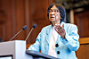 Navi Pillay i ljusblå kavaj talar i mikrofoner vid ett podium under Nürnbergforumet.