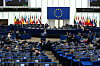 Ursula von der Leyen talar vid podiet i Europaparlamentets plenisal i Strasbourg.