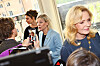 Magdalena Andersson och Elisabeth Thand Ringqvist omges av media i riksdagen inför statsministeromröstningen.