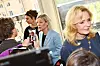 Magdalena Andersson och Elisabeth Thand Ringqvist omges av media i riksdagen inför statsministeromröstningen.