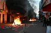 Bränder på en gata i Paris med tjock rök under en demonstration mot stigande levnadskostnader.