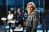 Elisabeth Thand Ringqvist, Nooshi Dadgostar och Simona Mohamsson vid sina pulpeter i en tv-studio med publik.