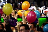 Publiken håller upp färgglada ballonger i luften under en deltävling av Melodifestivalen i Växjö.