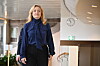 Elisabeth Thand Ringqvist i blå blus promenerar i riksdagen efter den andra talmansrundan.
