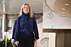 Elisabeth Thand Ringqvist i blå blus promenerar i riksdagen efter den andra talmansrundan.