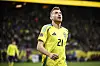 Dejan Kulusevski i gul landslagströja blickar uppåt under matchen mot Slovakien på Strawberry Arena.