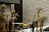 Polisens blåvita avspärrningsband med gul varningsskylt framför ett garage i Fristad.
