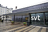 SVT:s logotyp på en glasfasad vid entrén till Sveriges Television i Stockholm.